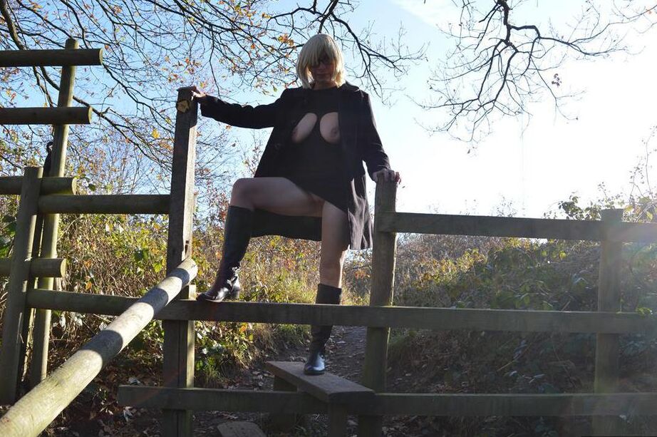 20P 年配の女性バービー女がイギリス諸島で外出中に露出