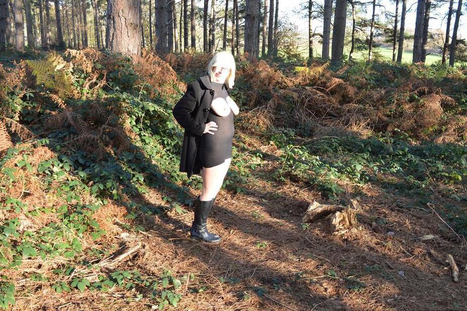 20P 年配の女性バービー女がイギリス諸島で外出中に露出