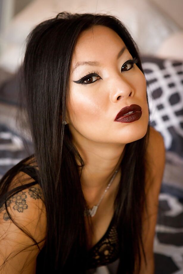 16P Das schwüle asiatische Babe Asa Akira modelt in Maske und sexy Dessous