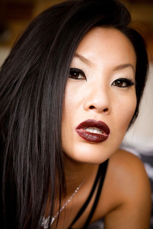16P Das schwüle asiatische Babe Asa Akira modelt in Maske und sexy Dessous