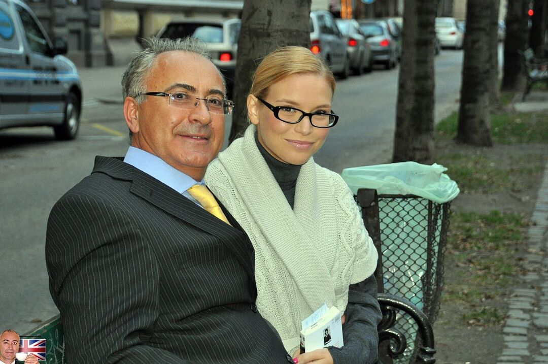 15P Linda chica rubia se quita el traje de azafata antes de follar con un anciano