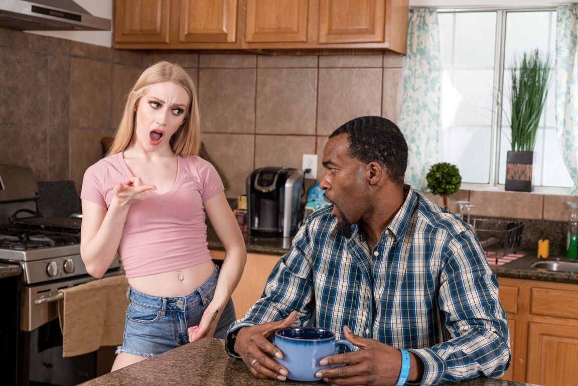15P A adolescente de cabelos compridos Emma Starletto faz sexo interracial enquanto está na cozinha