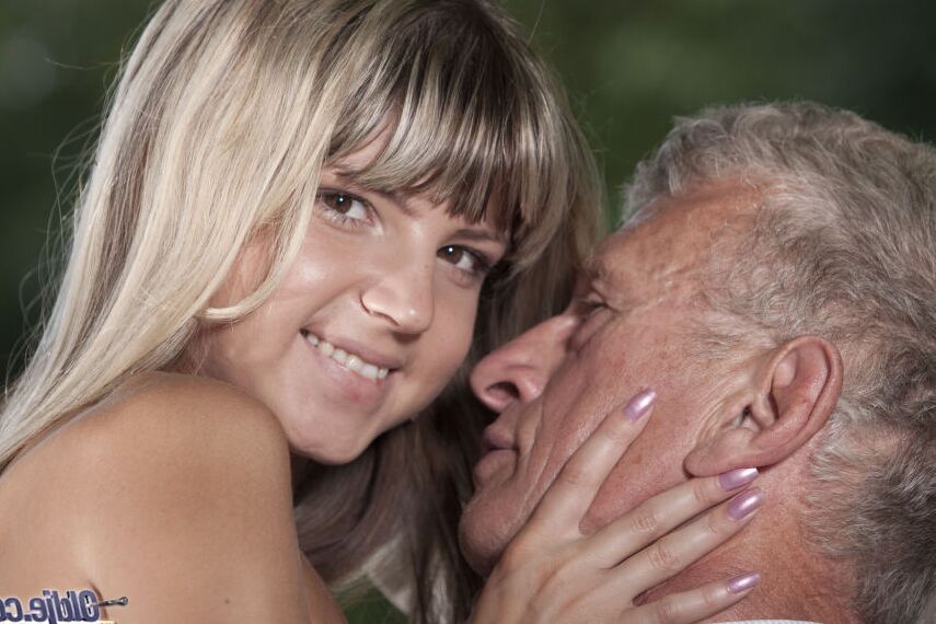 16P Une jolie adolescente et son papa aux cheveux argentés échangent du sexe oral dans la cour