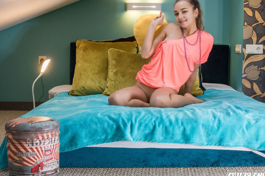 20P L'adorable adolescente Mary affiche son cul serré et sa douce chatte en même temps