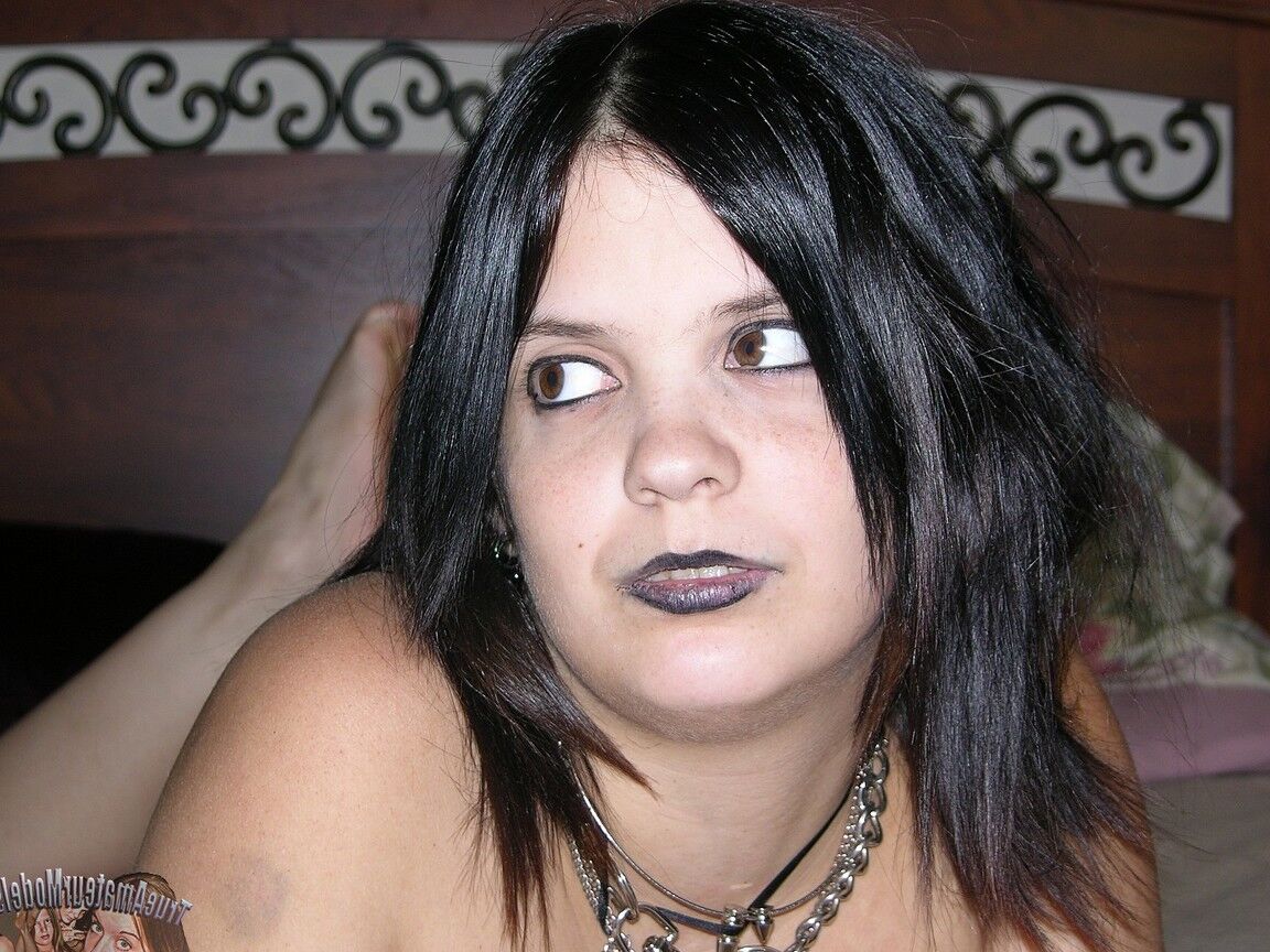 17P Chubby Goth Teen mit großen Titten zeigt gleichzeitig ihren großen Arsch und ihren kahlen Schlitz
