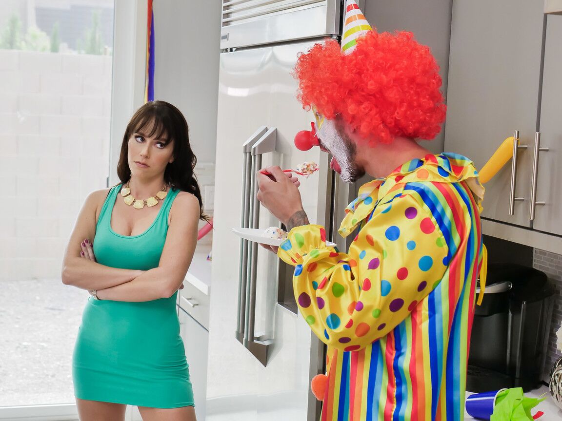 21P La superbe MILF au corps mince Alana Cruise se déshabille