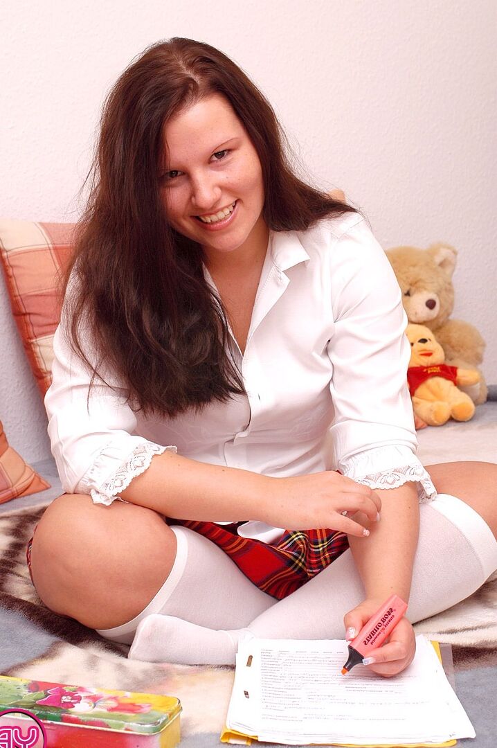 11P Adolescente gordinha com seios fartos lambe um mamilo antes de montar um vibrador