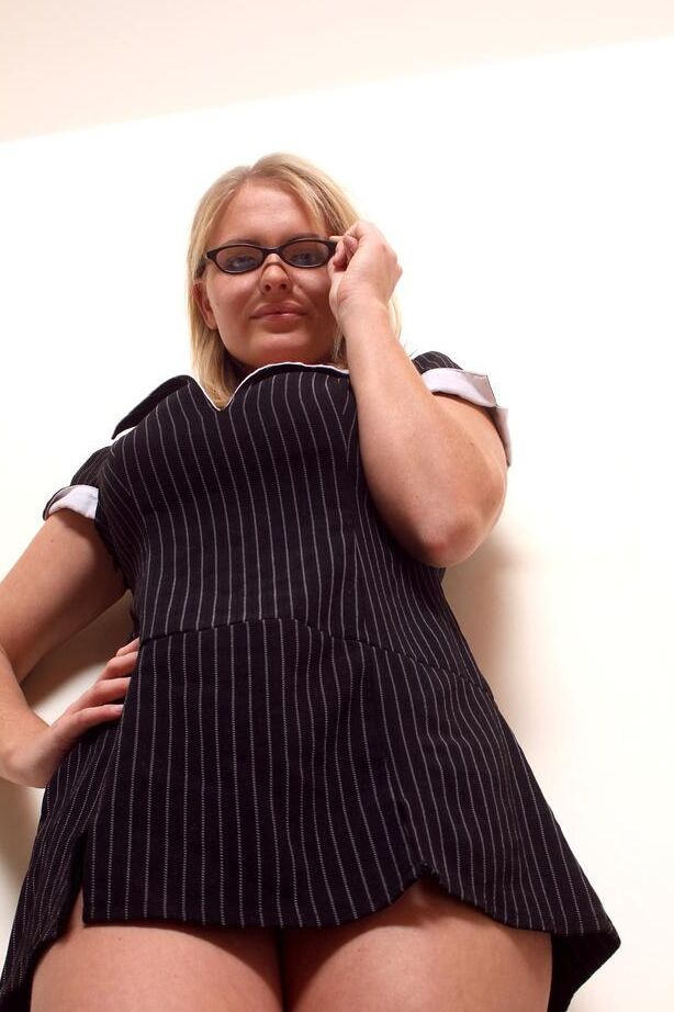 16P A adolescente loira gordinha Charley liberta seus grandes seios naturais das roupas