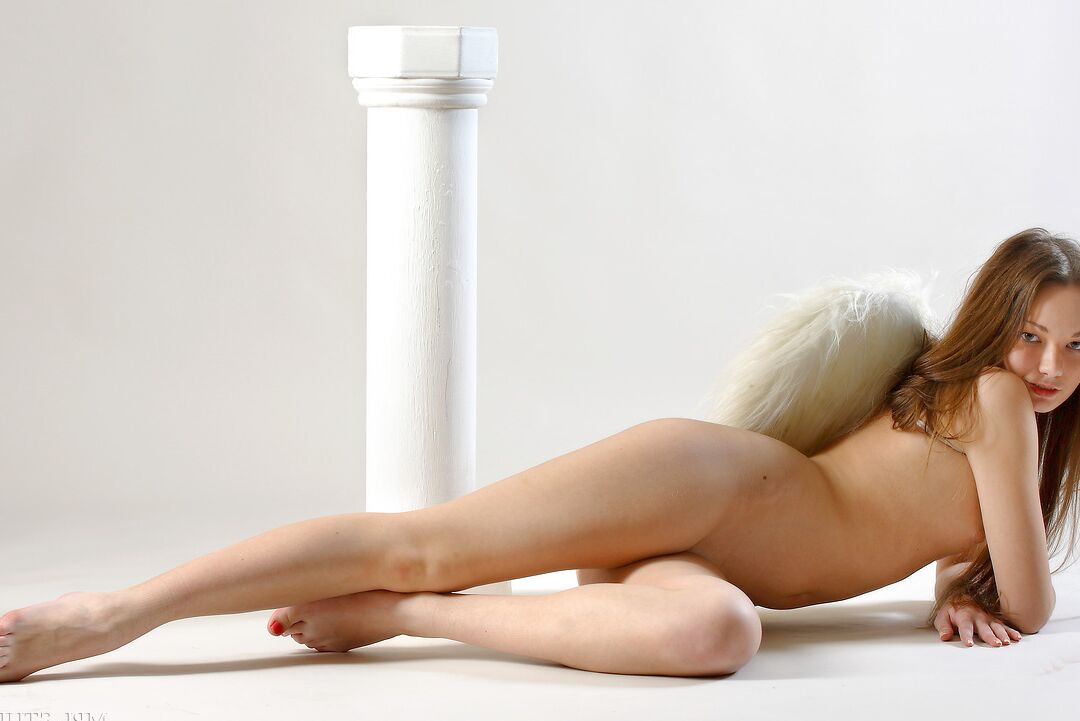 12P Une jeune ange sexy, pas si innocente, se met à genoux pour montrer son cul nu
