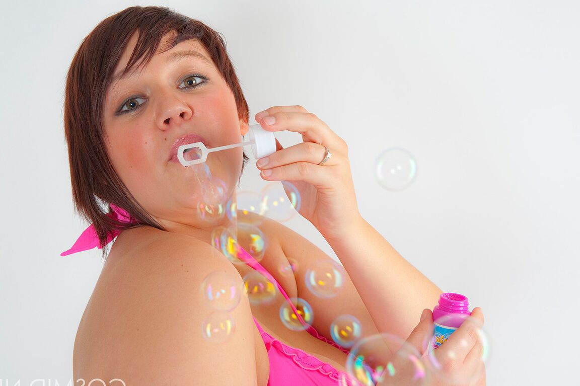 16P Tetona y gorda Sian soplando burbujas