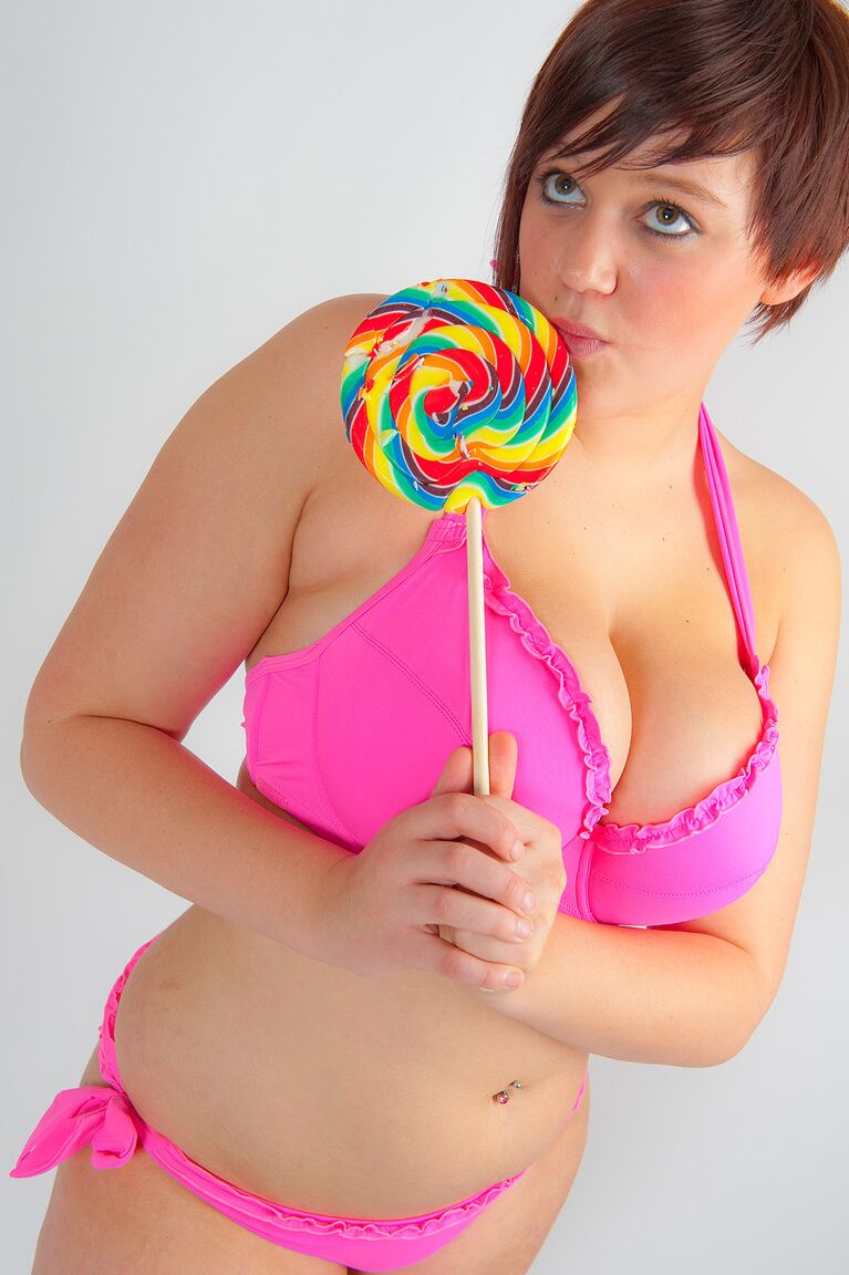 16P Tetona y gorda Sian soplando burbujas