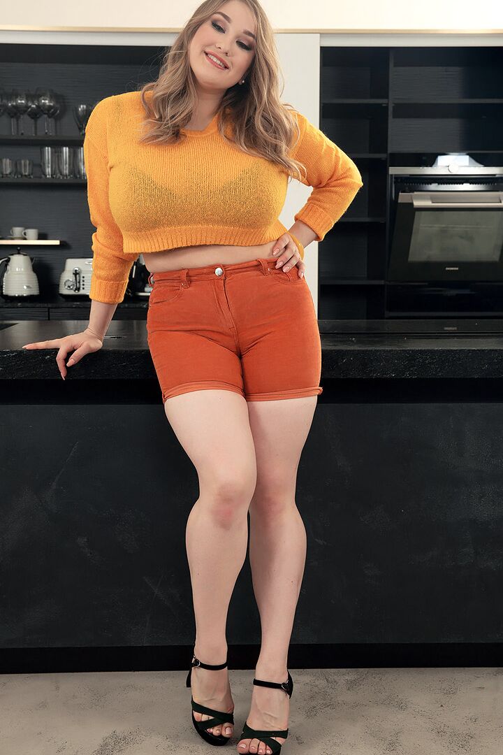 16P A garota solo Cheryl Blossom liberta seus peitos lindos usando shorts longos