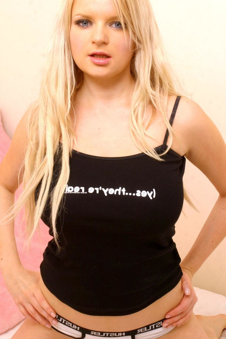 21P La cariño rubia con grandes tetas Britney D posa en topless en ropa interior sexy
