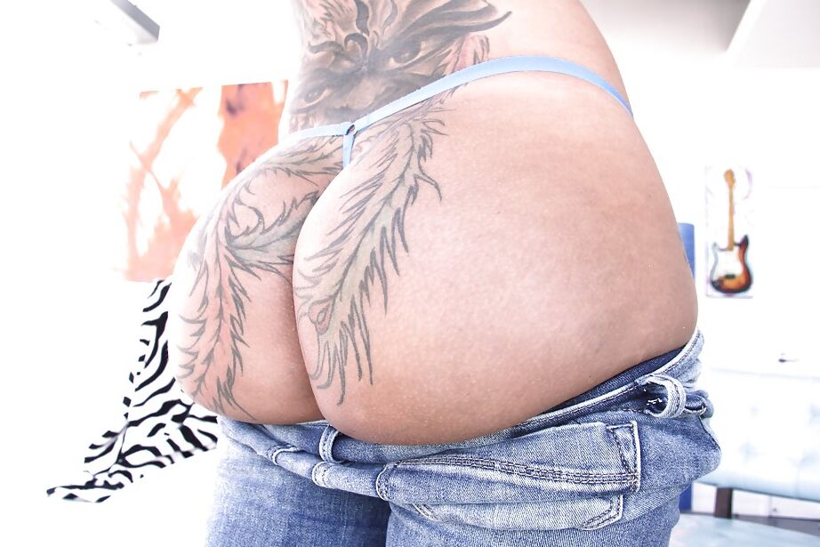 16P Morena MILF pornstar Bella Bellz exibindo peitos grandes e bunda tatuada