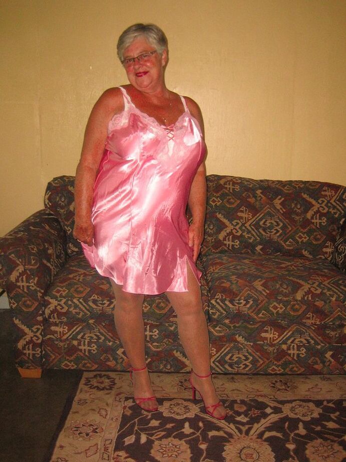 20P La abuela amateur Girdle Goddess libera sus tetas y su coño de la lencería