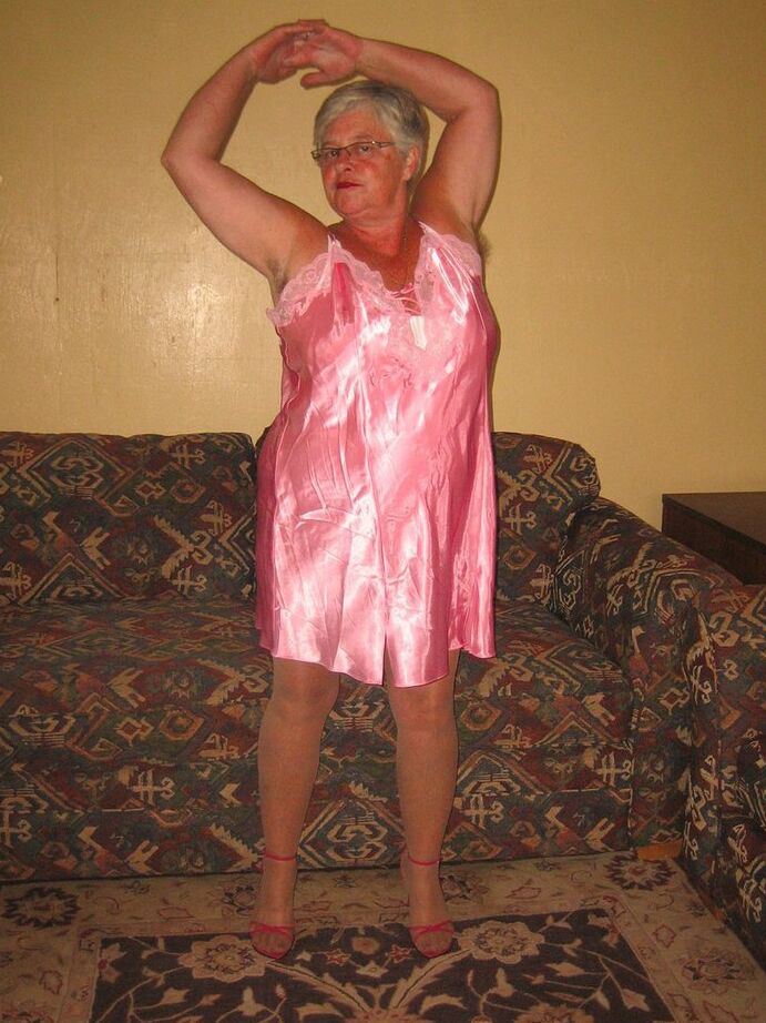 20P La abuela amateur Girdle Goddess libera sus tetas y su coño de la lencería