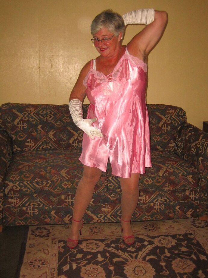 20P La abuela amateur Girdle Goddess libera sus tetas y su coño de la lencería