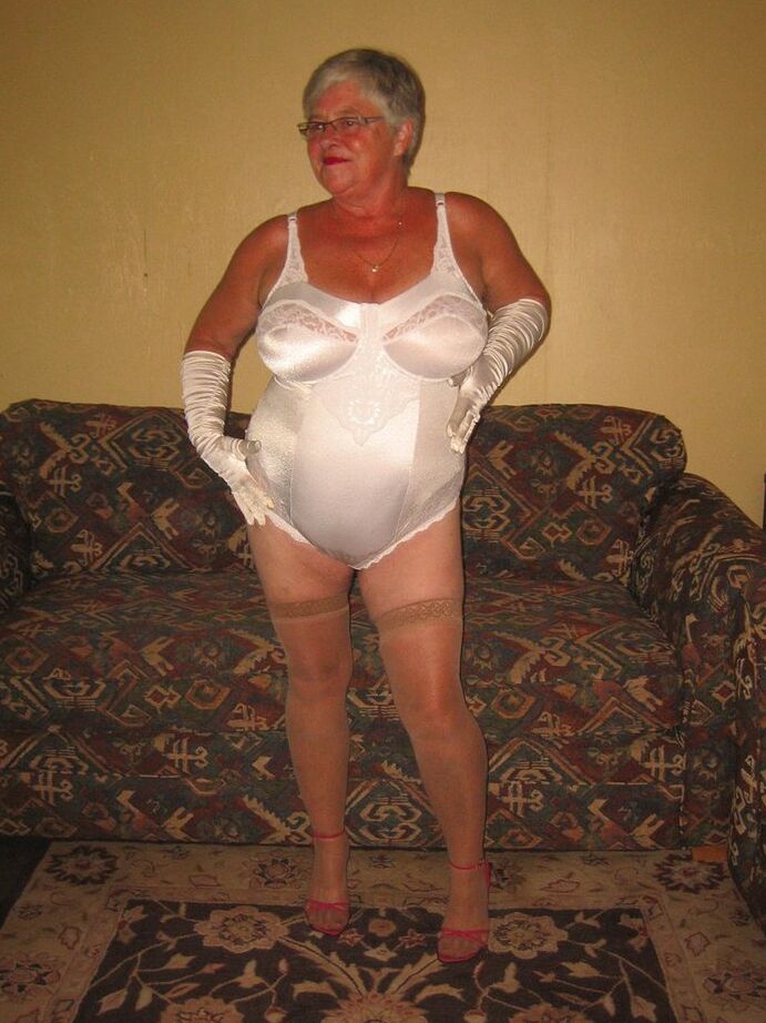 20P La abuela amateur Girdle Goddess libera sus tetas y su coño de la lencería