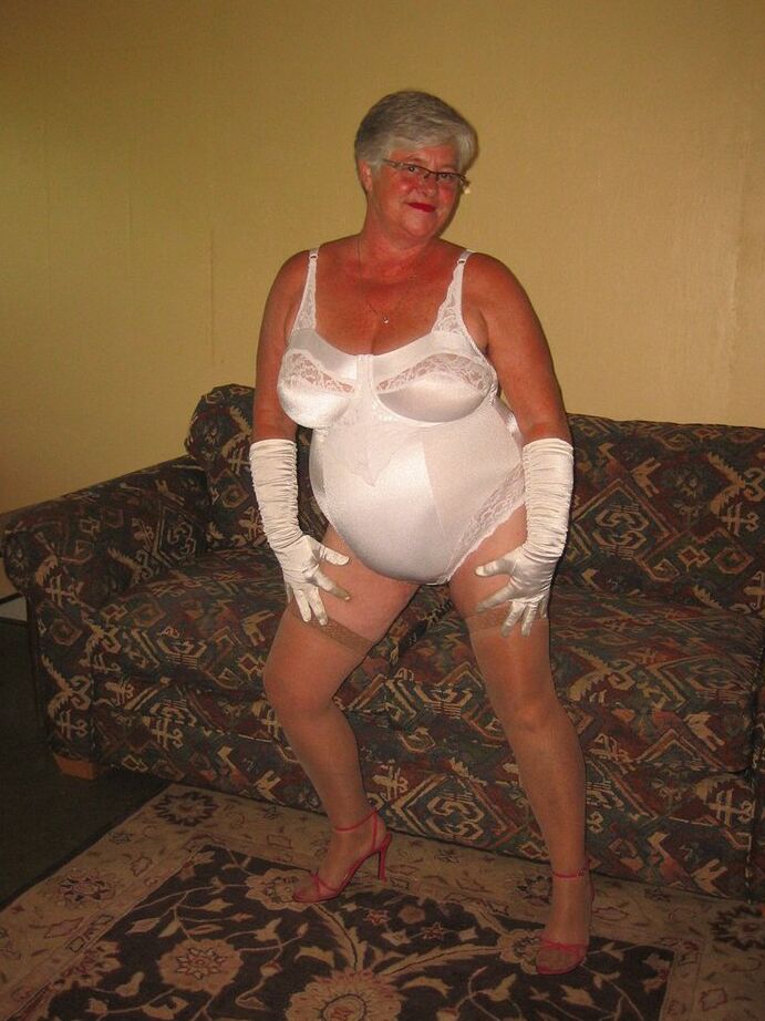 20P La abuela amateur Girdle Goddess libera sus tetas y su coño de la lencería