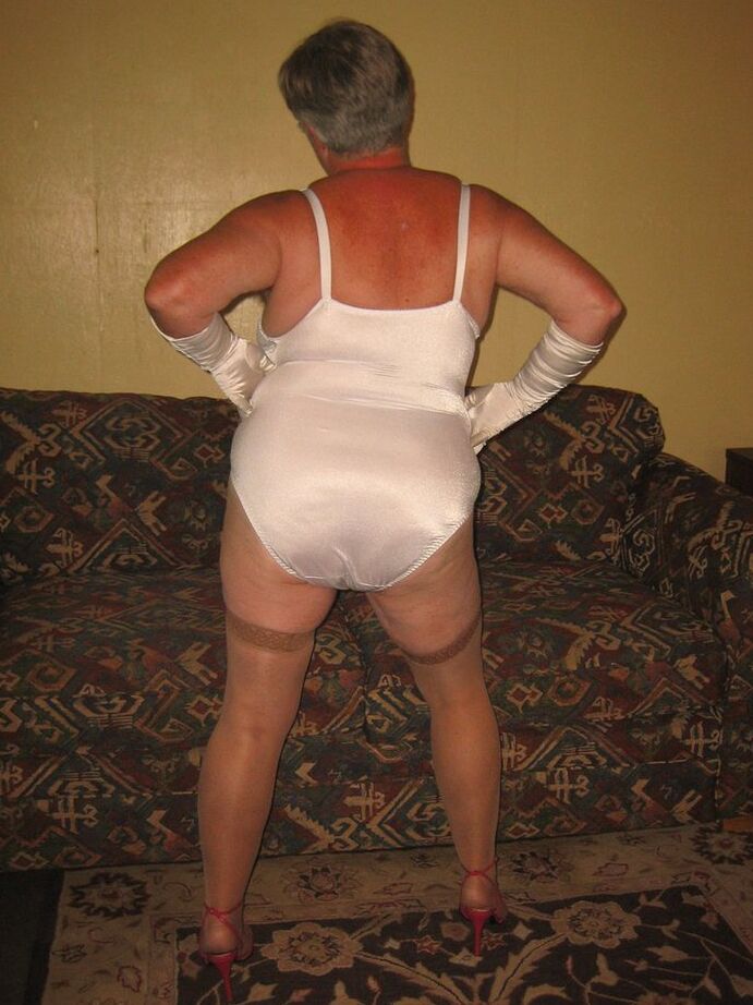 20P La abuela amateur Girdle Goddess libera sus tetas y su coño de la lencería