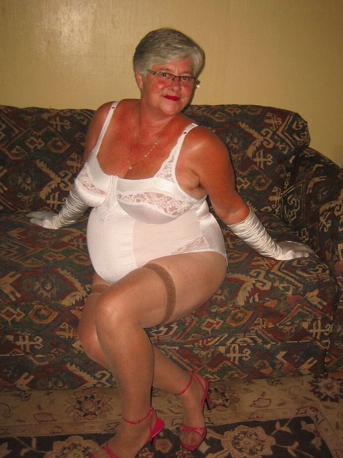 20P La abuela amateur Girdle Goddess libera sus tetas y su coño de la lencería