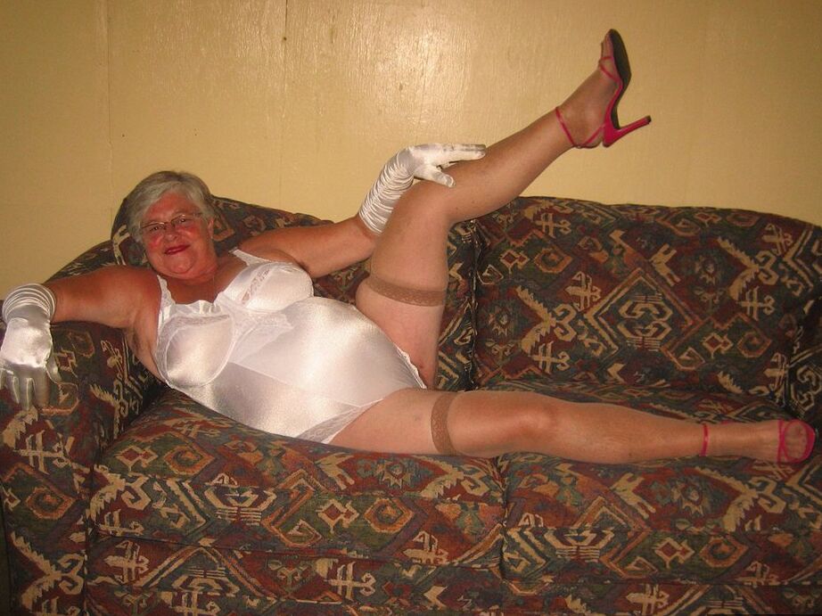 20P La abuela amateur Girdle Goddess libera sus tetas y su coño de la lencería