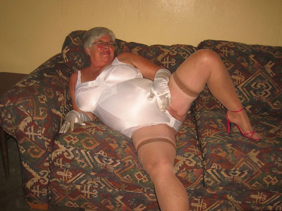 20P La abuela amateur Girdle Goddess libera sus tetas y su coño de la lencería