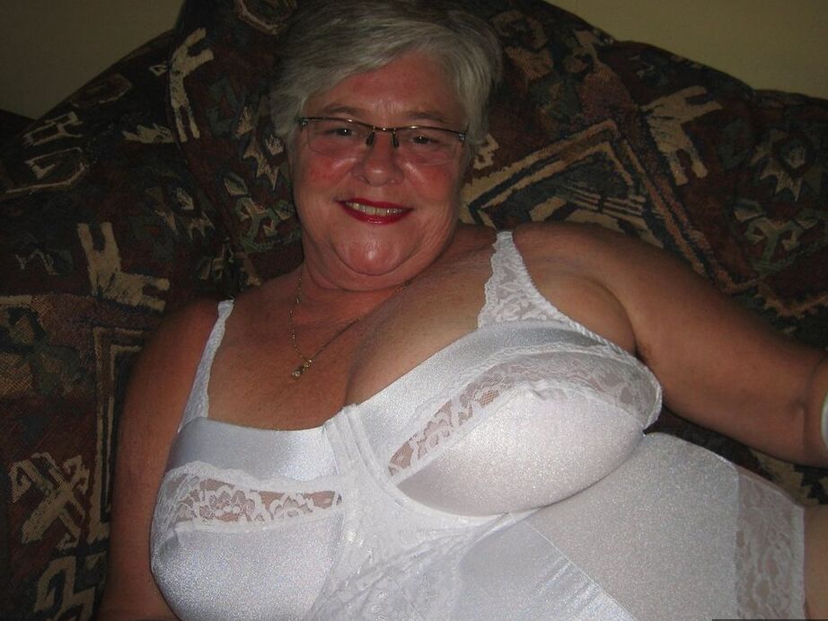 20P La abuela amateur Girdle Goddess libera sus tetas y su coño de la lencería