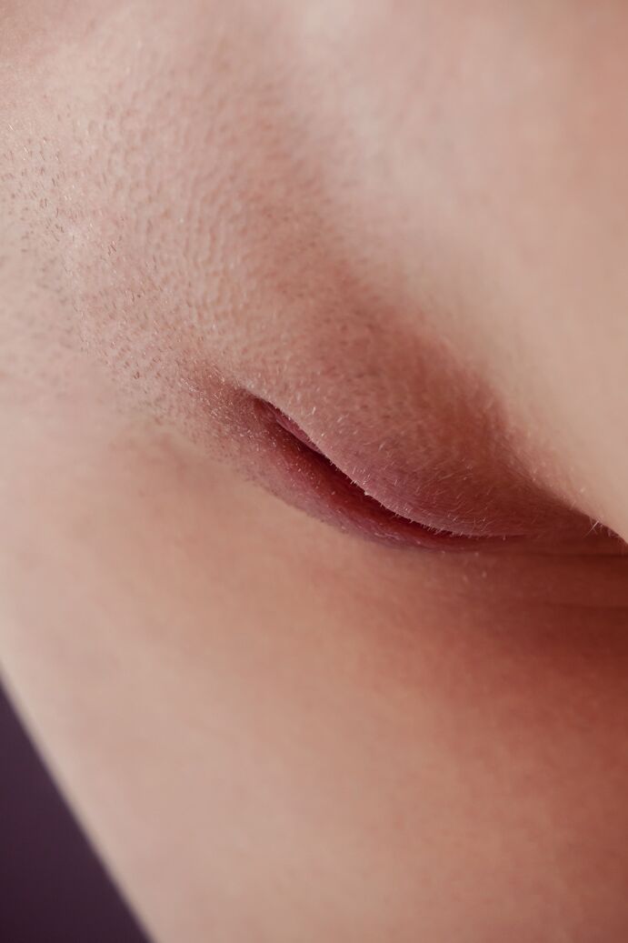 20P A gostosa tesão Bretona levanta suas pernas sexy no ar e expõe buracos rosa