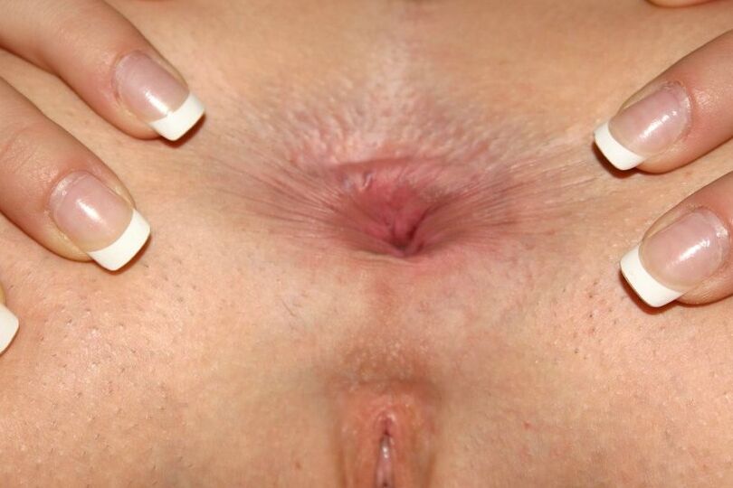 15P Naked girl Kream holds her ass while impaling her asshole on a black dildo