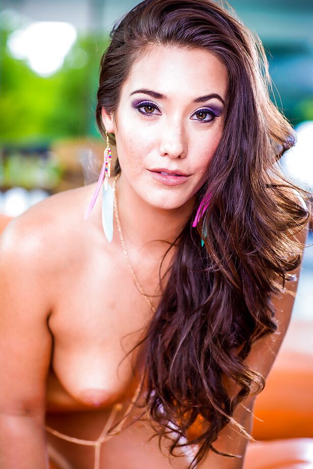 16P Nena morena con pistola liberando tetas perfectas y culo sexy de la lencería