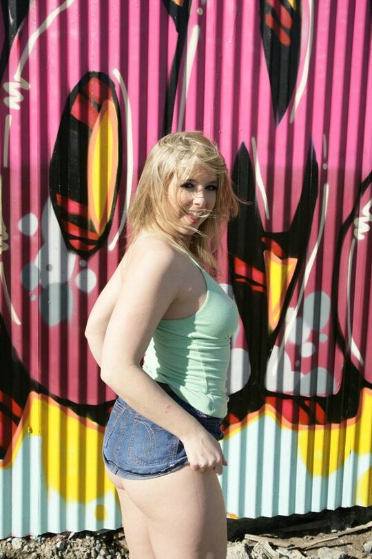 16P MILF con un culo sexy Sunny Lane posando desnuda al aire libre