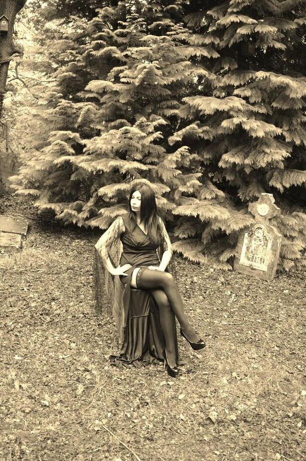 20P Barby Slut, une fille gothique, montre ses gros seins et sa chatte au sommet d'un cercueil dans les bois.