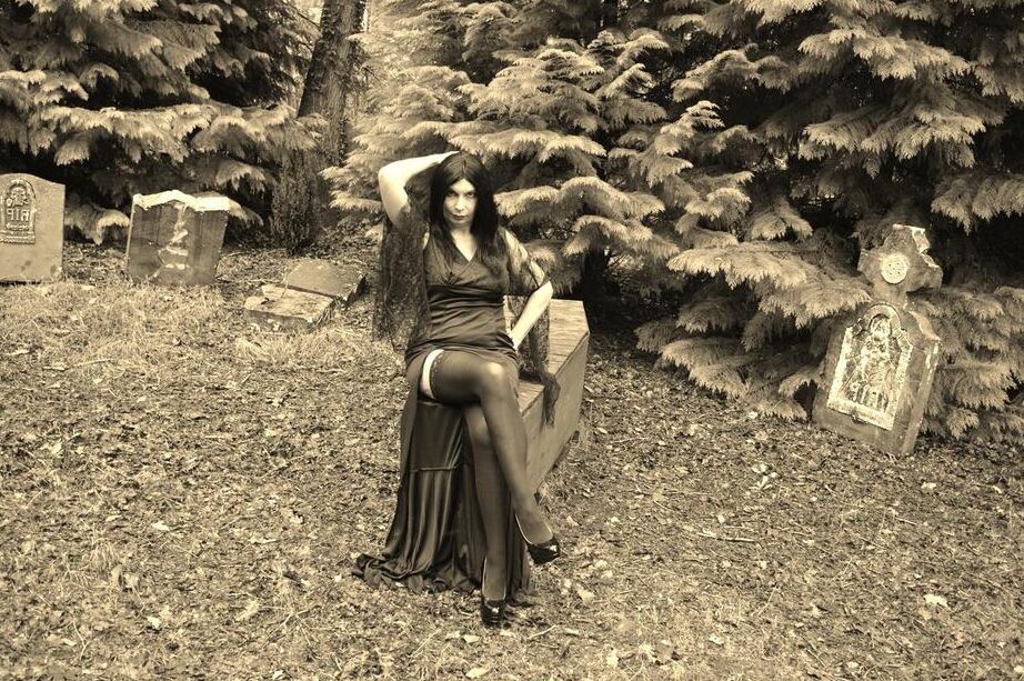 20P Barby Slut, une fille gothique, montre ses gros seins et sa chatte au sommet d'un cercueil dans les bois.