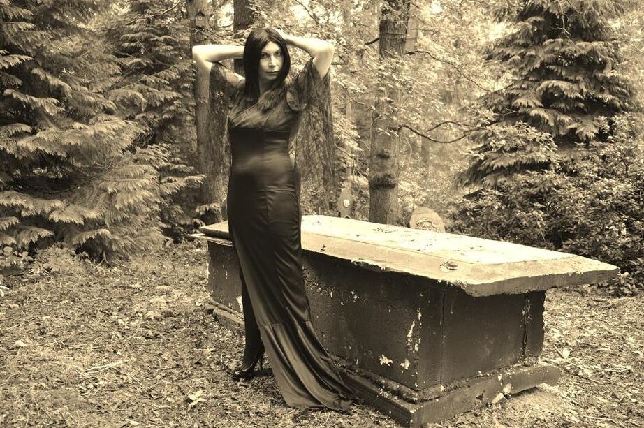 20P Barby Slut, une fille gothique, montre ses gros seins et sa chatte au sommet d'un cercueil dans les bois.