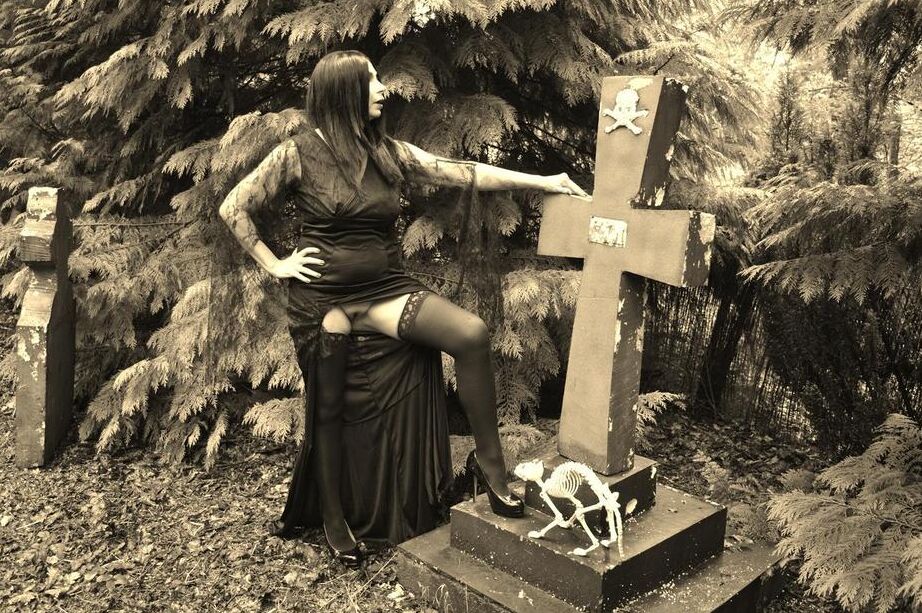 20P Barby Slut, une fille gothique, montre ses gros seins et sa chatte au sommet d'un cercueil dans les bois.