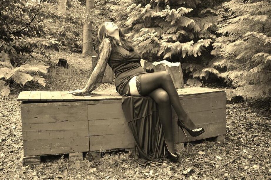 20P Barby Slut, une fille gothique, montre ses gros seins et sa chatte au sommet d'un cercueil dans les bois.
