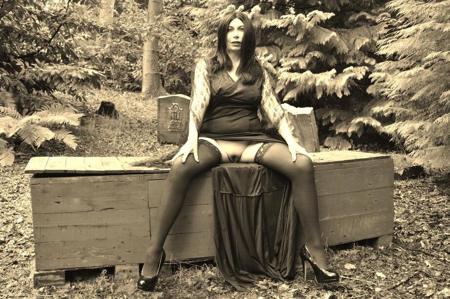 20P Barby Slut, une fille gothique, montre ses gros seins et sa chatte au sommet d'un cercueil dans les bois.