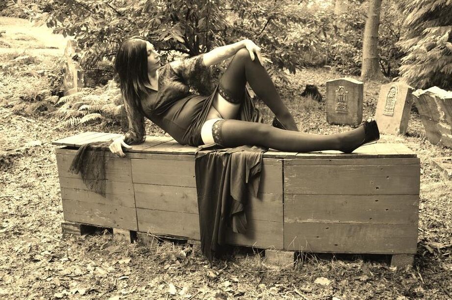 20P Barby Slut, une fille gothique, montre ses gros seins et sa chatte au sommet d'un cercueil dans les bois.