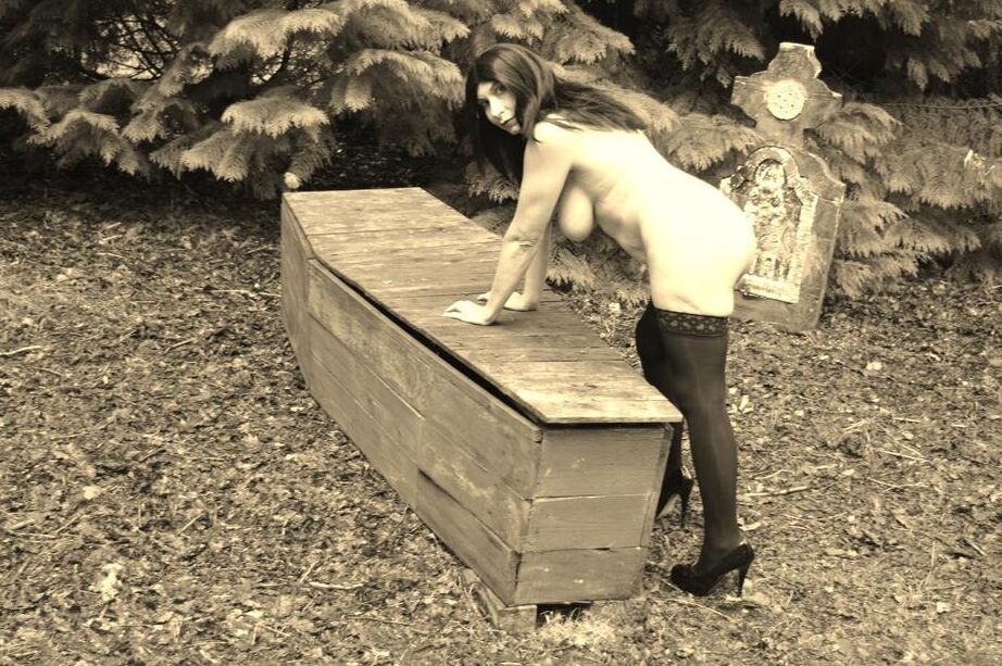 20P Barby Slut, une fille gothique, montre ses gros seins et sa chatte au sommet d'un cercueil dans les bois.