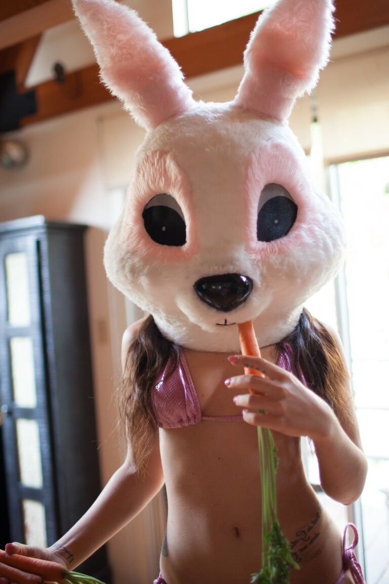 15P トップレスひよこガブリエラ・パルトロワがコスプレバニーヘッドで素敵なおっぱいを誇示します