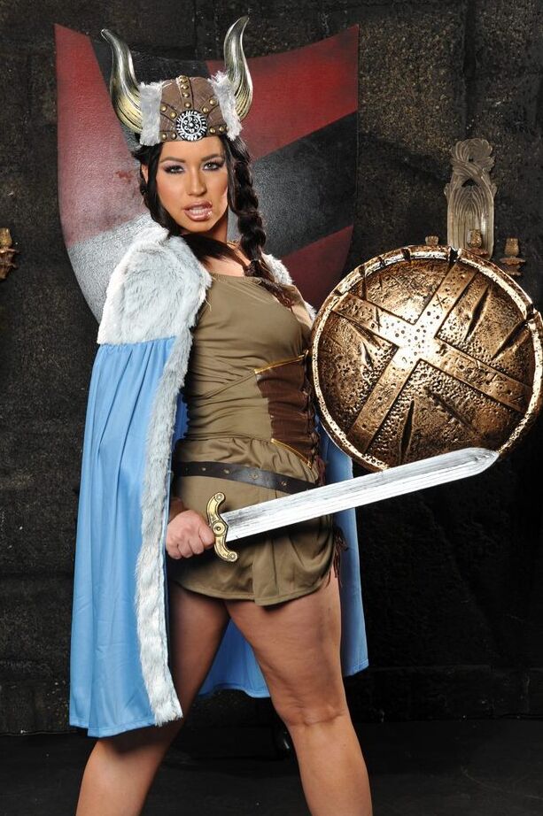 12P La beauté aux gros seins joue un solo de cosplay puis se déshabille pour montrer ses magnifiques courbes