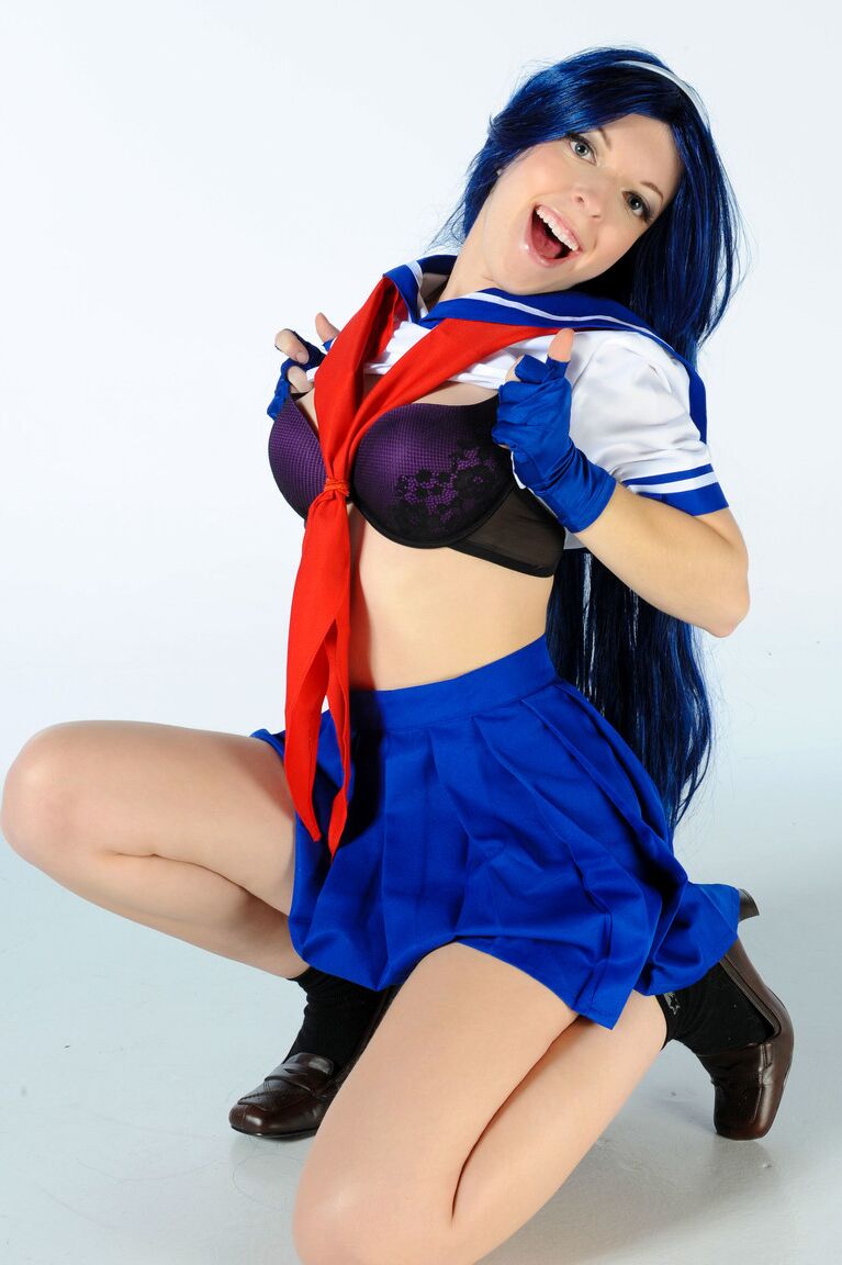 11P Solo girl Psychic Powered Idol tira as luvas sem dedos durante o jogo de cosplay