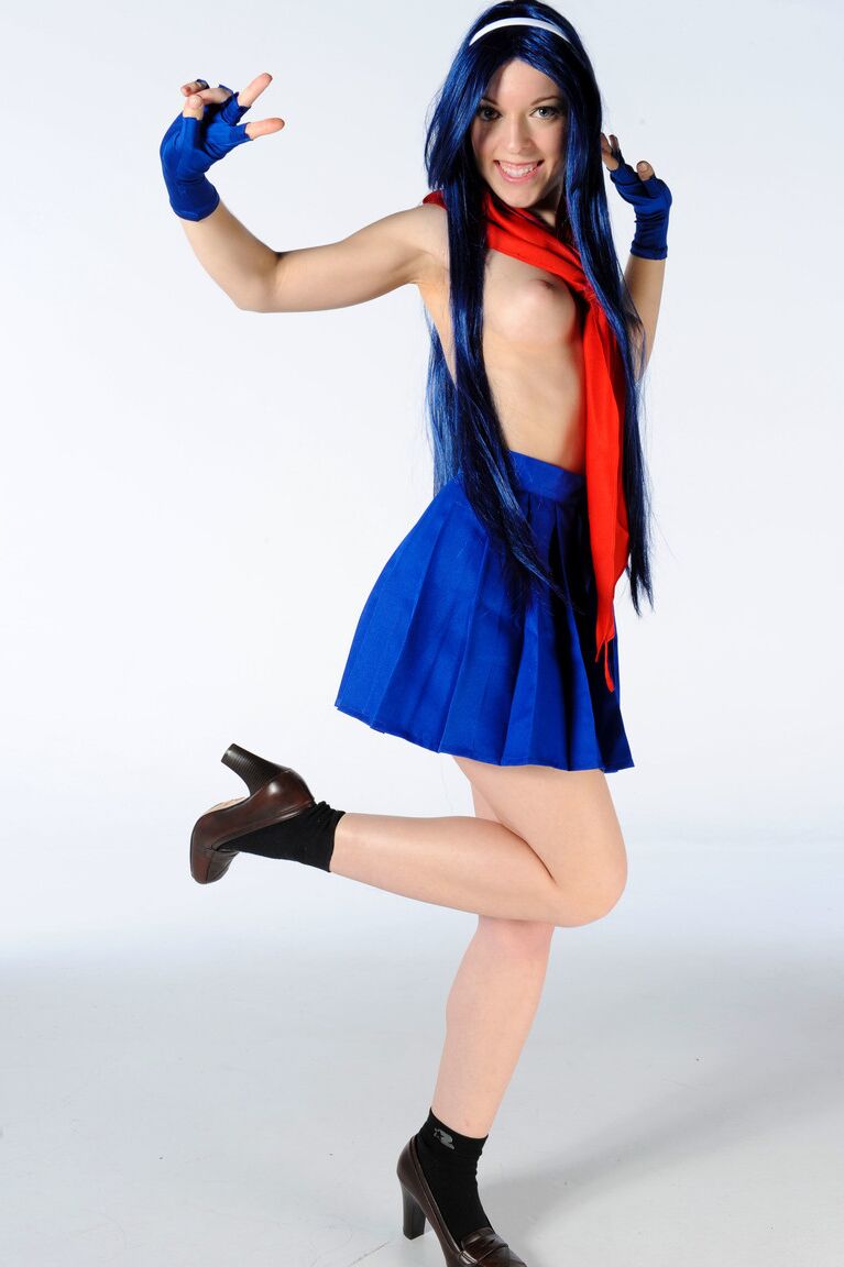 11P Solo girl Psychic Powered Idol tira as luvas sem dedos durante o jogo de cosplay