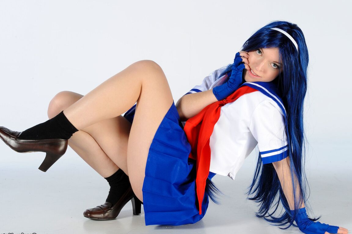11P Solo girl Psychic Powered Idol tira as luvas sem dedos durante o jogo de cosplay