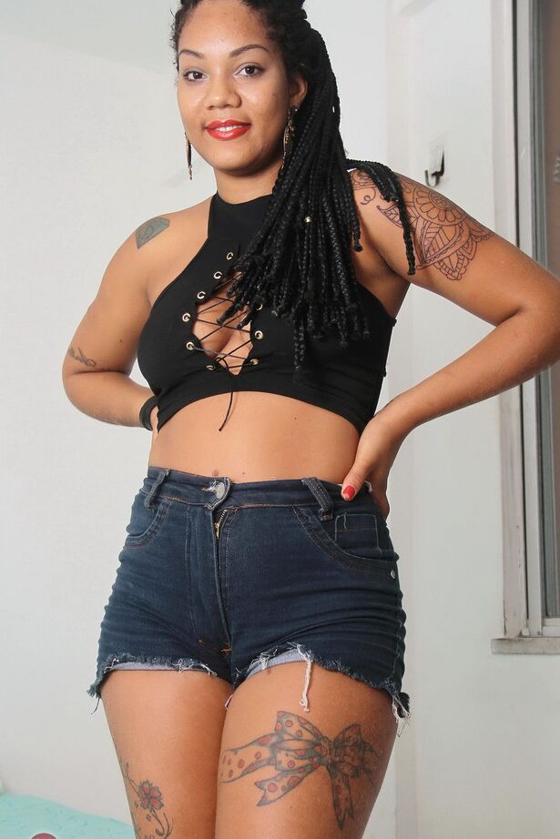 16P Garota negra gostosa tira o short jeans enquanto tira a roupa para posar nua