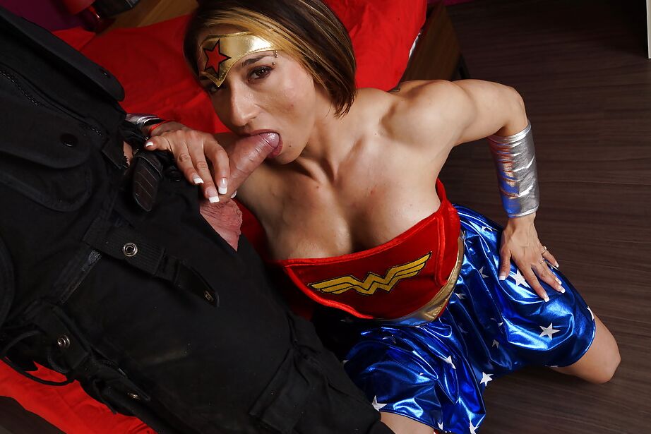 16P コスプレ シーンには、巨乳のラテン系ボディービルダー Karyn が登場します
