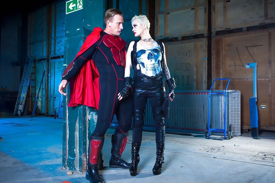 Mila Milan im 16P-Cosplay-Outfit entblößt beim Hardcore-Fick in Leder ihre großen Titten