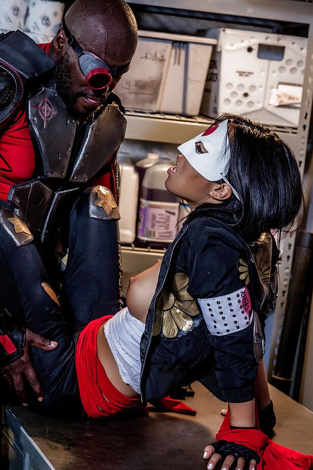 16P Asa Akira, une asiatique masquée, se fait baiser par un mec noir en tenue de motard.