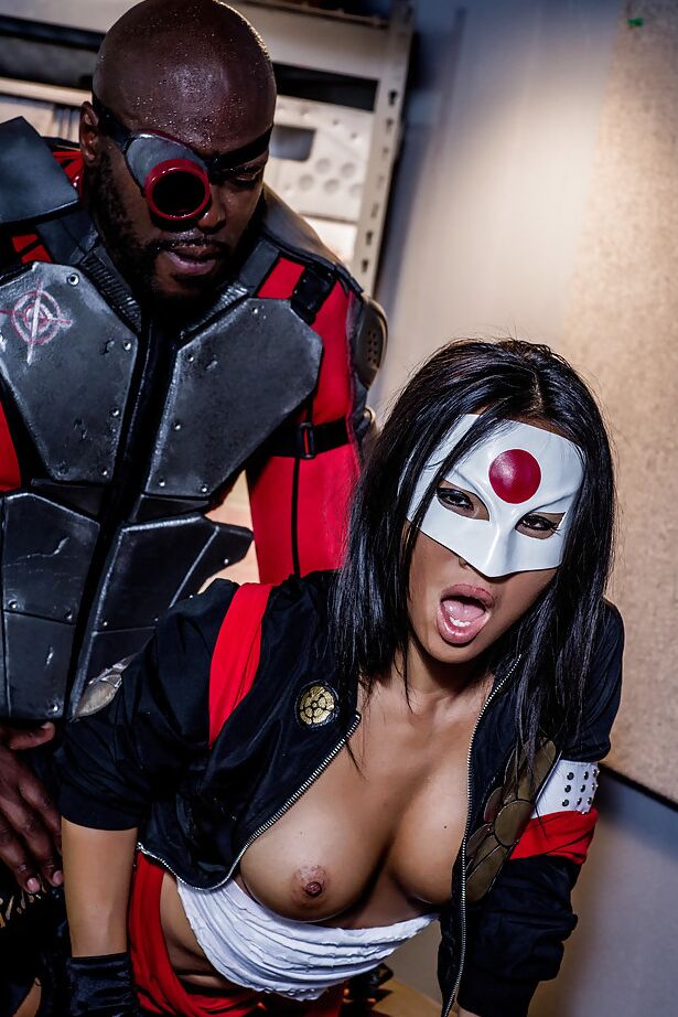 16P Asa Akira, une asiatique masquée, se fait baiser par un mec noir en tenue de motard.